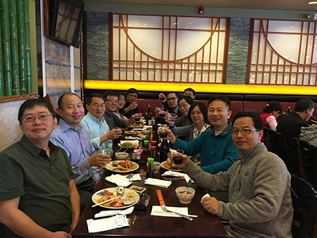 下届SAPA会长刘建博士（左），，，，yl23455永利新泽西客户总监王建锋博士（右5）等专家碰杯庆佳节