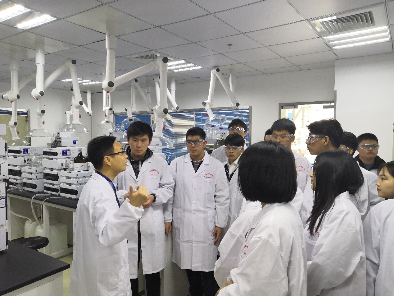 走进yl23455永利，，与学子共话生长